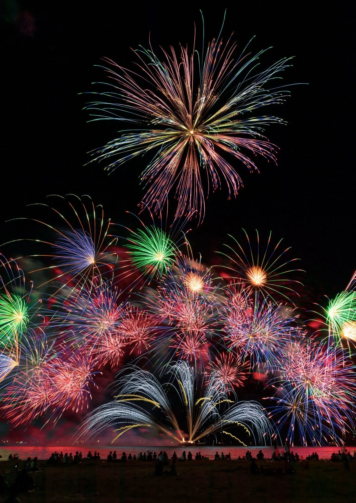 無料スマホ壁紙 光のパフォーマンス_青赤_縦F。AndroidとiPhoneに対応した4K高画質の無料待ち受け画像。三重県津市の津花火大会で撮影したフリー写真素材