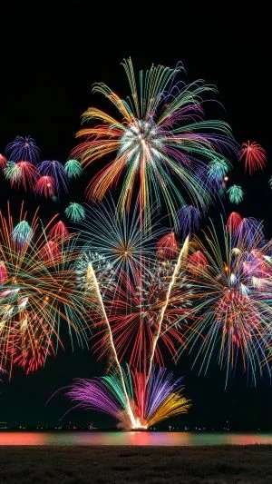 無料スマホ壁紙 虹色に輝く50発の花火。AndroidとiPhoneに対応した4K高画質の無料待ち受け画像。三重県津市の津花火大会で撮影したフリー写真素材