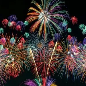 無料スマホ壁紙 虹色に輝く50発の花火。AndroidとiPhoneに対応した4K高画質の無料待ち受け画像。三重県津市の津花火大会で撮影したフリー写真素材