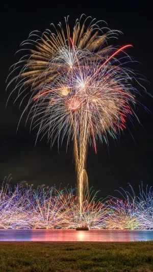 無料スマホ壁紙 水上孔雀の舞（縦）【2024年】。AndroidとiPhoneに対応した4K高画質の無料待ち受け画像。三重県津市の津花火大会で撮影したフリー写真素材