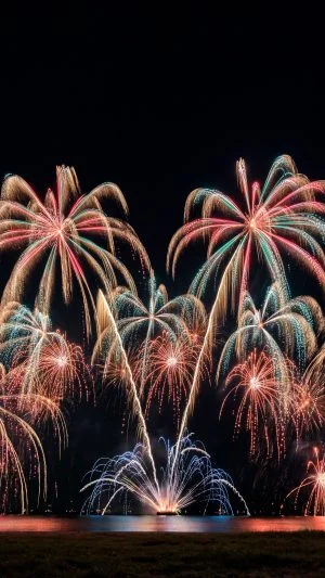 無料スマホ壁紙 ときめきイルミネーション（縦）【2024年】。AndroidとiPhoneに対応した4K高画質の無料待ち受け画像。三重県津市の津花火大会で撮影したフリー写真素材