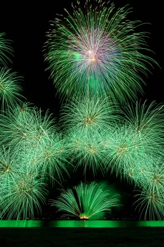 無料スマホ壁紙 ザ・エメラルド・ワールド（縦）【2024年】。AndroidとiPhoneに対応した4K高画質の無料待ち受け画像。三重県津市の津花火大会で撮影したフリー写真素材