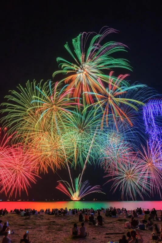 レインボーカラーの花火（三重県津市・津花火大会）