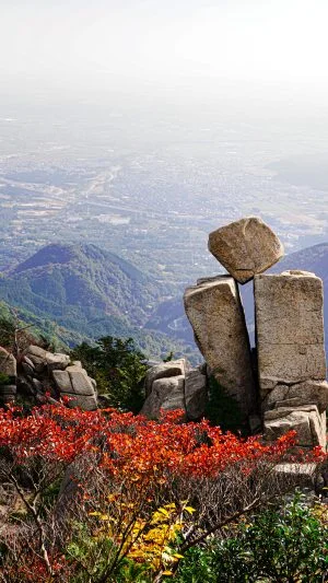 無料スマホ壁紙 地蔵岩と秋景色。AndroidとiPhoneに対応した4K高画質の無料待ち受け画像。三重県菰野町の御在所ロープウエイで撮影したフリー写真素材