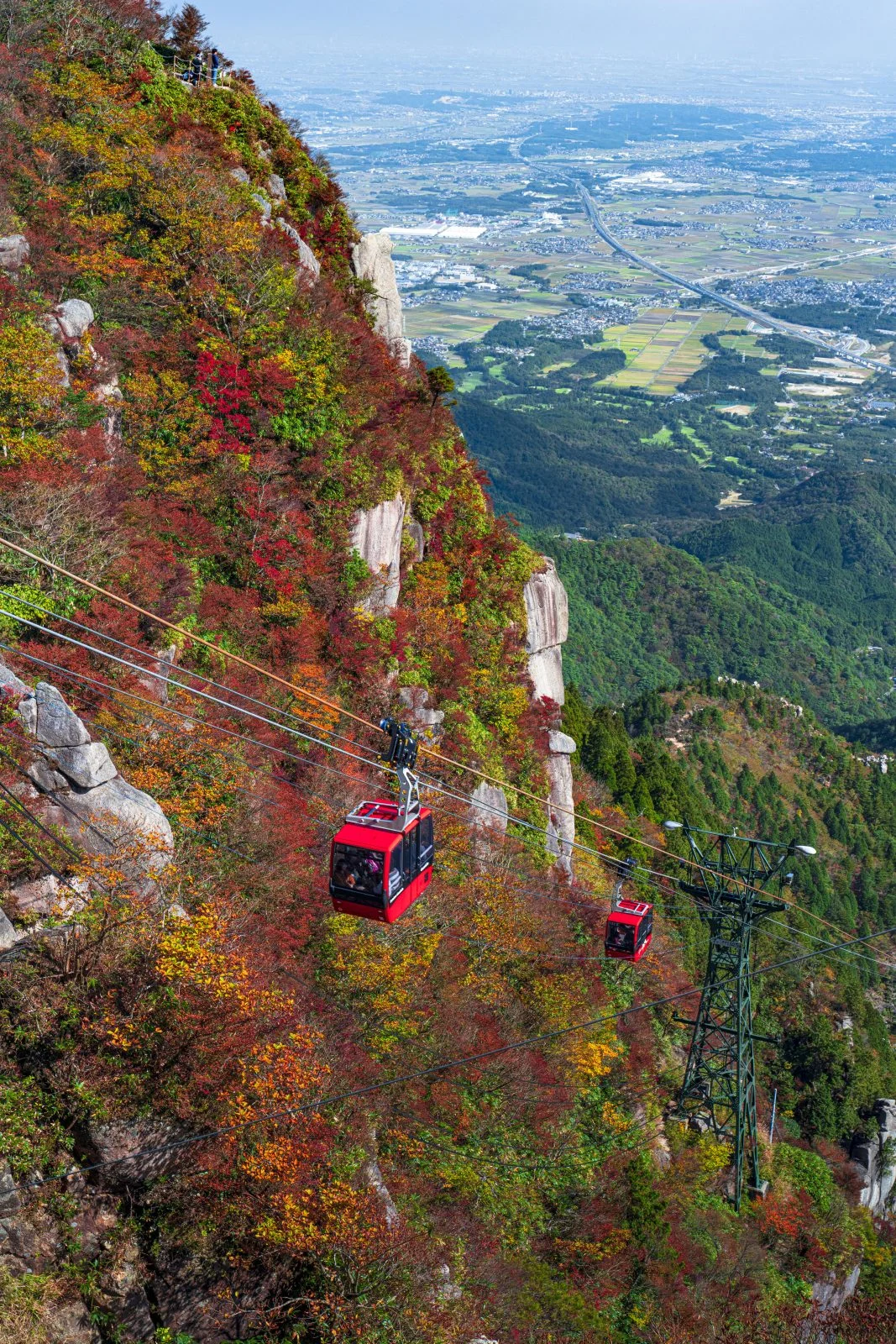 無料スマホ壁紙 北勢エリアの町とゴンドラ。AndroidとiPhoneに対応した4K高画質の無料待ち受け画像。三重県菰野町の御在所ロープウエイで撮影したフリー写真素材