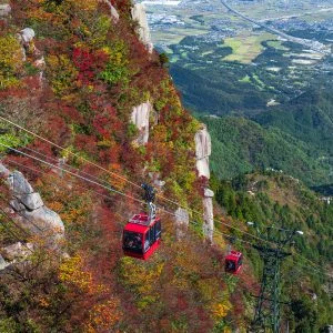 無料スマホ壁紙 北勢エリアの町とゴンドラ。AndroidとiPhoneに対応した4K高画質の無料待ち受け画像。三重県菰野町の御在所ロープウエイで撮影したフリー写真素材