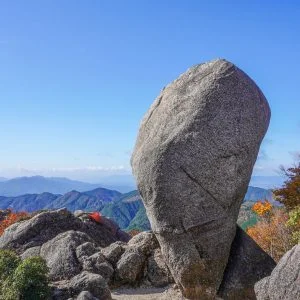 無料スマホ壁紙 仙の石。AndroidとiPhoneに対応した4K高画質の無料待ち受け画像。三重県亀山市の仙ヶ岳で撮影したフリー写真素材