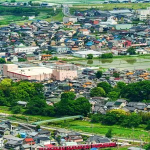 無料スマホ壁紙 桑名を走る養老鉄道。AndroidとiPhoneに対応した4K高画質の無料待ち受け画像。三重県桑名市の多度山で撮影したフリー写真素材