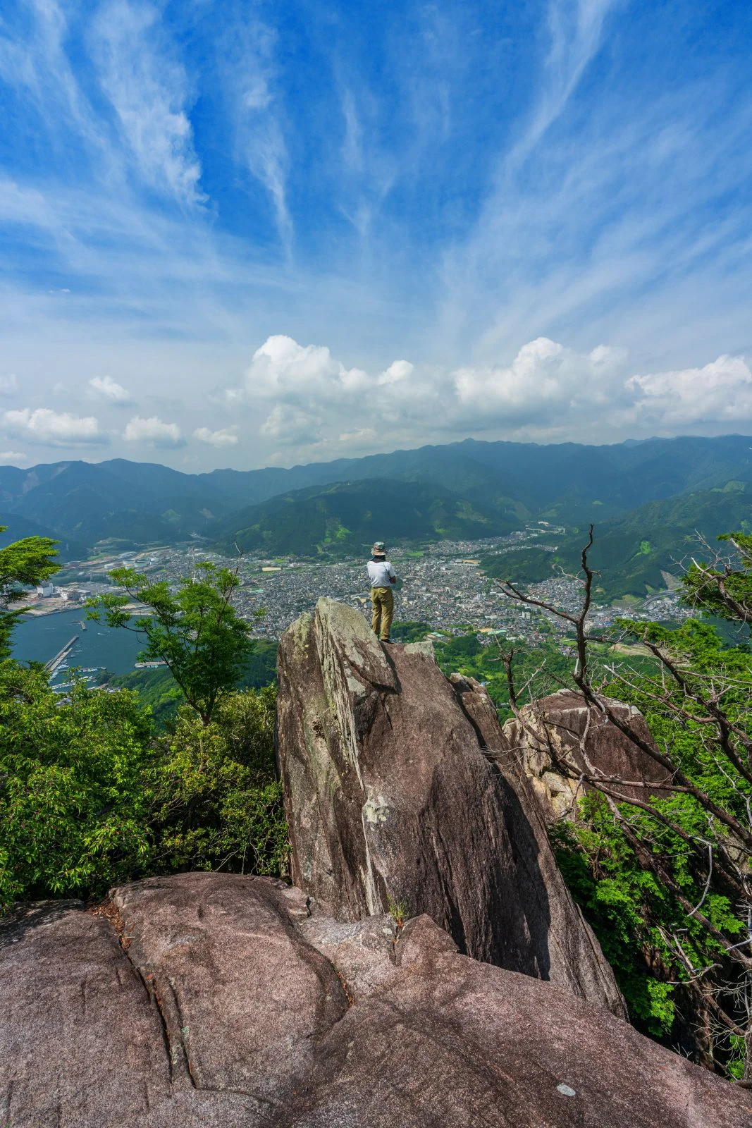 無料スマホ壁紙 天狗倉山ガチ勢（縦）。AndroidとiPhoneに対応した4K高画質の無料待ち受け画像。三重県紀北町の天狗倉山で撮影したフリー写真素材