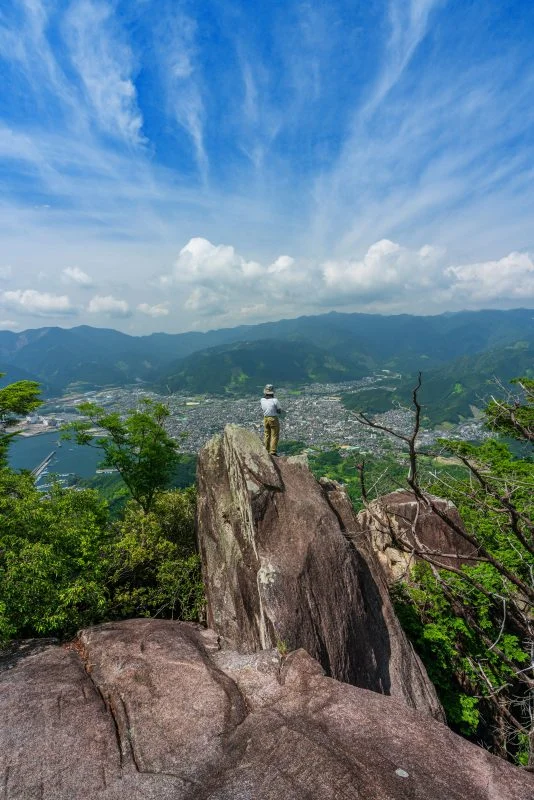 無料スマホ壁紙 天狗倉山ガチ勢（縦）。AndroidとiPhoneに対応した4K高画質の無料待ち受け画像。三重県紀北町の天狗倉山で撮影したフリー写真素材