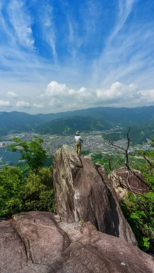 無料スマホ壁紙 天狗倉山ガチ勢（縦）。AndroidとiPhoneに対応した4K高画質の無料待ち受け画像。三重県紀北町の天狗倉山で撮影したフリー写真素材