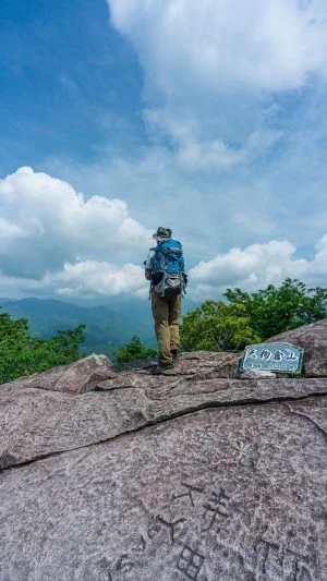 無料スマホ壁紙 山頂の岩に立つ。AndroidとiPhoneに対応した4K高画質の無料待ち受け画像。三重県紀北町の天狗倉山で撮影したフリー写真素材