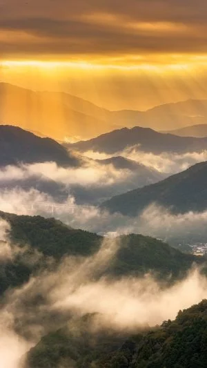 運気が上がる待ち受け 神降臨のようなご来光と雲海。AndroidとiPhoneに対応した4K高画質の無料スマホ壁紙。三重県大台町の感謝の丘で撮影したフリー写真素材