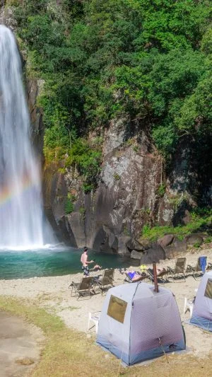 無料壁紙 滝の前でテントサウナ。PCとデスクトップ壁紙に最適な4K高画質の無料壁紙。三重県紀宝町の飛雪の滝キャンプ場で撮影したフリー写真素材