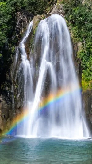 運気が上がる待ち受け 虹がかかる大滝。AndroidとiPhoneに対応した4K高画質の無料スマホ壁紙。三重県紀宝町の飛雪の滝キャンプ場で撮影したフリー写真素材
