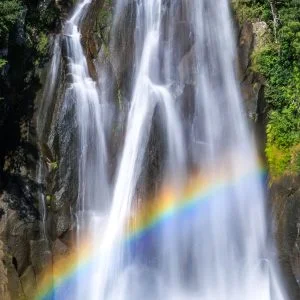 運気が上がる待ち受け 虹がかかる大滝。AndroidとiPhoneに対応した4K高画質の無料スマホ壁紙。三重県紀宝町の飛雪の滝キャンプ場で撮影したフリー写真素材