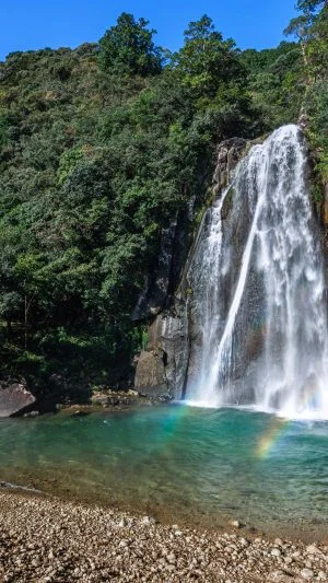 無料壁紙 滝壺が水風呂！。PCとデスクトップ壁紙に最適な4K高画質の無料壁紙。三重県紀宝町の飛雪の滝キャンプ場で撮影したフリー写真素材