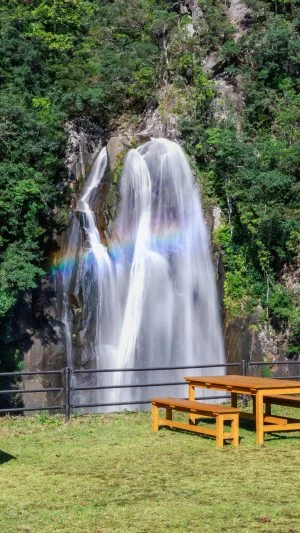 無料壁紙 滝の近くにあるテラス席。PCとデスクトップ壁紙に最適な4K高画質の無料壁紙。三重県紀宝町の飛雪の滝キャンプ場で撮影したフリー写真素材