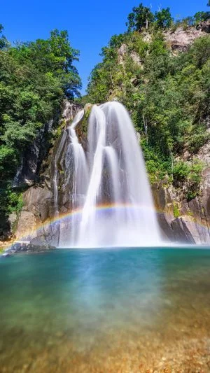 運気が上がる待ち受け 丸い虹がかかる滝と澄んだ滝壺。AndroidとiPhoneに対応した4K高画質の無料スマホ壁紙。三重県紀宝町の飛雪の滝キャンプ場で撮影したフリー写真素材