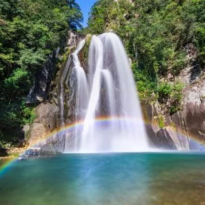 運気が上がる待ち受け 丸い虹がかかる滝と澄んだ滝壺。AndroidとiPhoneに対応した4K高画質の無料スマホ壁紙。三重県紀宝町の飛雪の滝キャンプ場で撮影したフリー写真素材