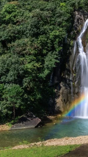 無料壁紙 大きな虹がかかる滝。PCとデスクトップ壁紙に最適な4K高画質の無料壁紙。三重県紀宝町の飛雪の滝キャンプ場で撮影したフリー写真素材