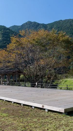 無料壁紙 デッキサイト。PCとデスクトップ壁紙に最適な4K高画質の無料壁紙。三重県紀宝町の飛雪の滝キャンプ場で撮影したフリー写真素材