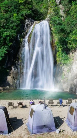 無料壁紙 テントサウナから煙が出る光景。PCとデスクトップ壁紙に最適な4K高画質の無料壁紙。三重県紀宝町の飛雪の滝キャンプ場で撮影したフリー写真素材