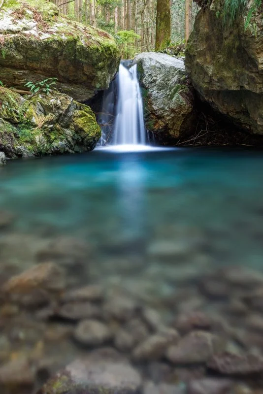 無料スマホ壁紙 青く澄んだ滝壺。AndroidとiPhoneに対応した4K高画質の無料待ち受け画像。三重県大紀町の八重谷湧水で撮影したフリー写真素材