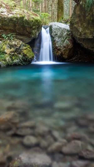 無料スマホ壁紙 青く澄んだ滝壺。AndroidとiPhoneに対応した4K高画質の無料待ち受け画像。三重県大紀町の八重谷湧水で撮影したフリー写真素材