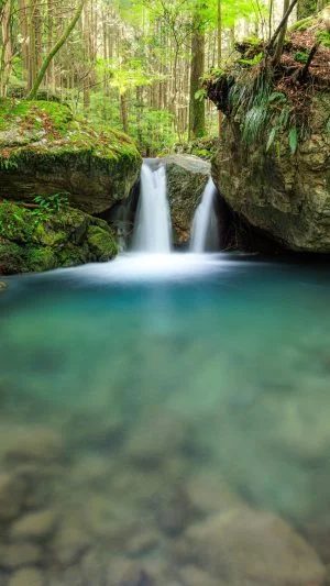 無料スマホ壁紙 水量の多い八重滝。AndroidとiPhoneに対応した4K高画質の無料待ち受け画像。三重県大紀町の八重谷湧水で撮影したフリー写真素材