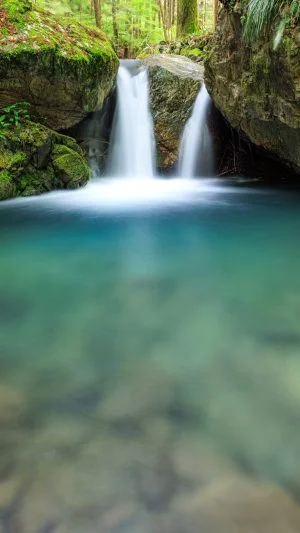 無料スマホ壁紙 新緑の八重滝。AndroidとiPhoneに対応した4K高画質の無料待ち受け画像。三重県大紀町の八重谷湧水で撮影したフリー写真素材