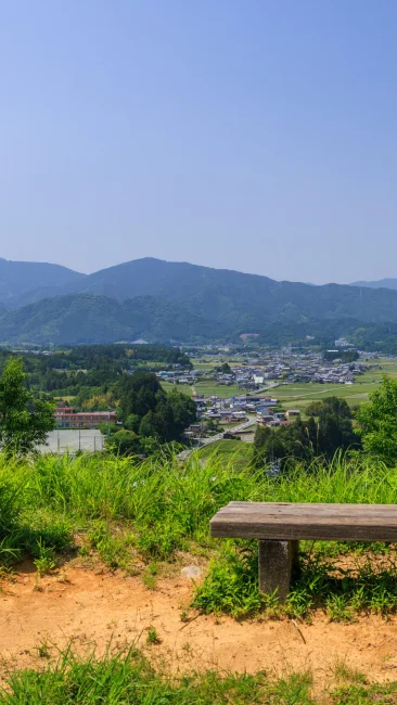 無料壁紙 見晴台とベンチ。PCとデスクトップ壁紙に最適な4K高画質の無料壁紙。三重県多気町の五箇篠山城跡で撮影したフリー写真素材