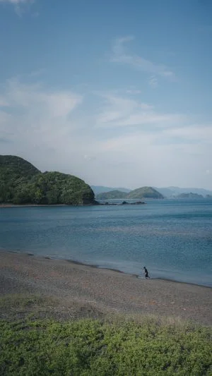 無料スマホ壁紙 堤防の下にある海岸。AndroidとiPhoneに対応した4K高画質の無料待ち受け画像。三重県紀北町の大白公園で撮影したフリー写真素材