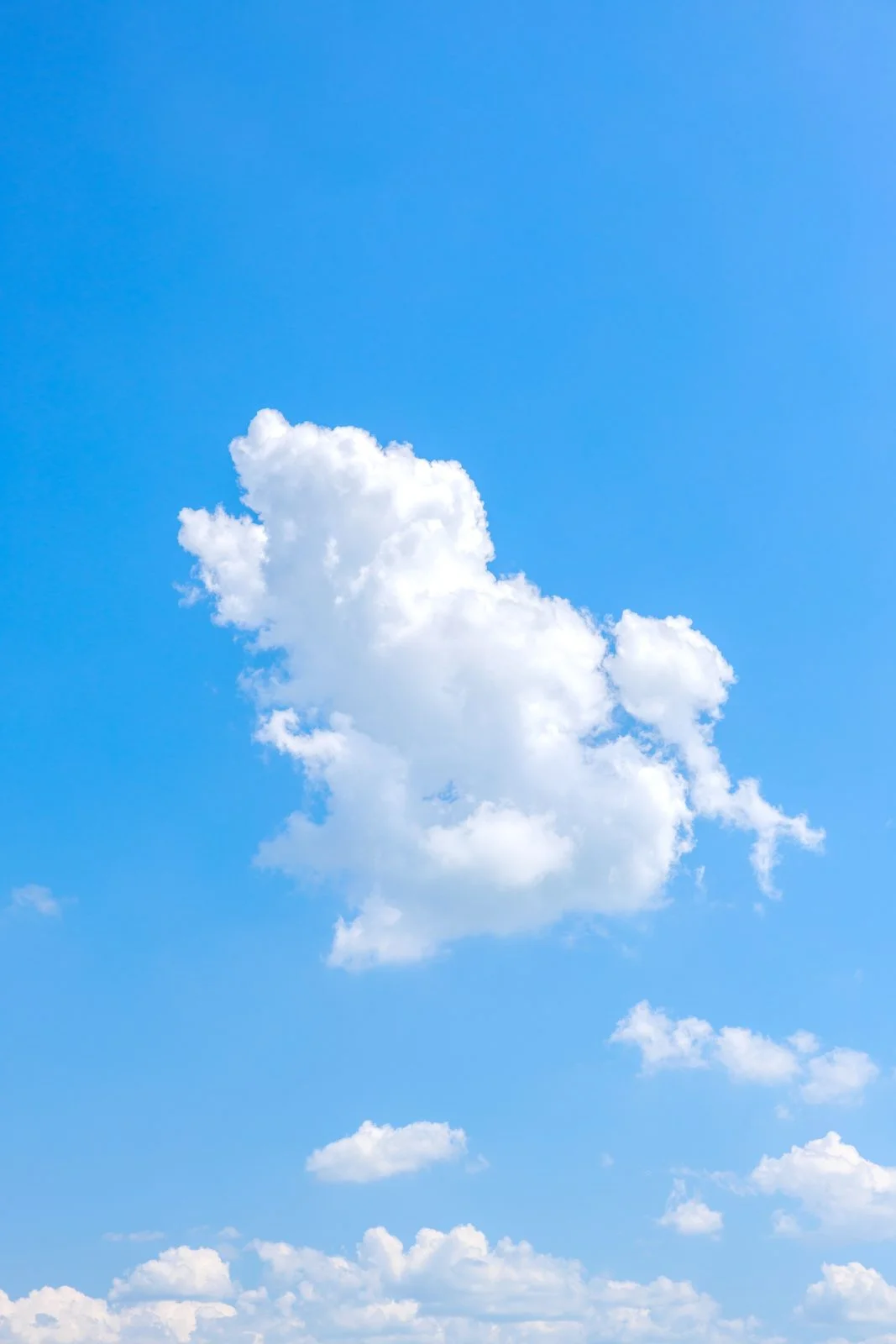 無料スマホ壁紙 田舎の青空。AndroidとiPhoneに対応した4K高画質の無料待ち受け画像。三重県伊賀市の西山の棚田で撮影したフリー写真素材