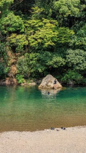 無料壁紙 浅瀬で遊べる川遊びエリア_遊ぶ人の様子（内宮A4駐車場近く）。PCとデスクトップ壁紙に最適な4K高画質の無料壁紙。三重県伊勢市の五十鈴川で撮影したフリー写真素材