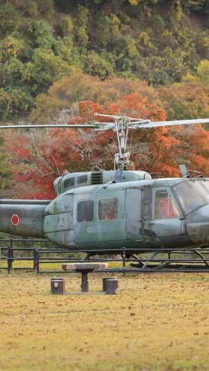 無料壁紙 紅葉が背景のヘリコプター。PCとデスクトップ壁紙に最適な4K高画質の無料壁紙。三重県度会町の宮リバー度会パークで撮影したフリー写真素材