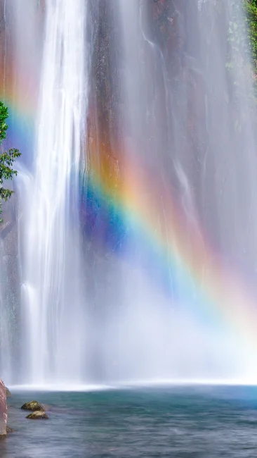 無料壁紙 滝に掛かる本物の虹。PCとデスクトップ壁紙に最適な4K高画質の無料壁紙。三重県紀宝町の飛雪の滝キャンプ場で撮影したフリー写真素材
