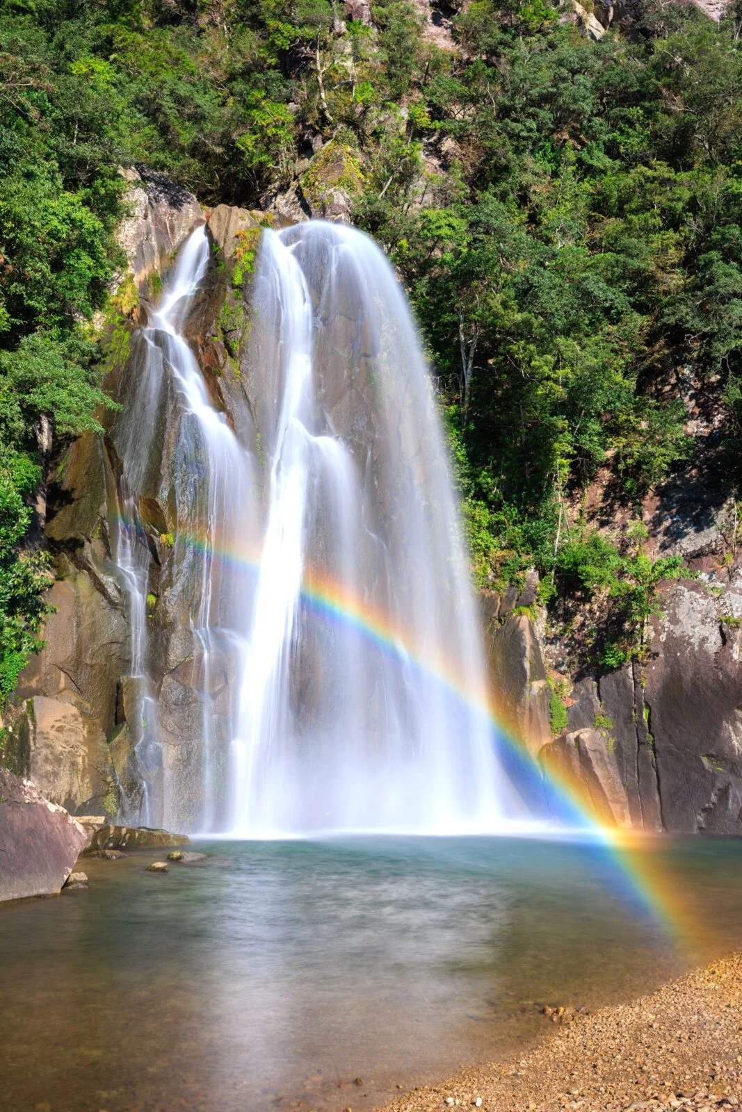 無料スマホ壁紙 滝と地を繋ぐ虹。AndroidとiPhoneに対応した4K高画質の無料待ち受け画像。三重県紀宝町の飛雪の滝キャンプ場で撮影したフリー写真素材