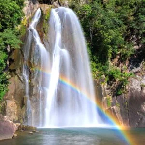 無料スマホ壁紙 滝と地を繋ぐ虹。AndroidとiPhoneに対応した4K高画質の無料待ち受け画像。三重県紀宝町の飛雪の滝キャンプ場で撮影したフリー写真素材