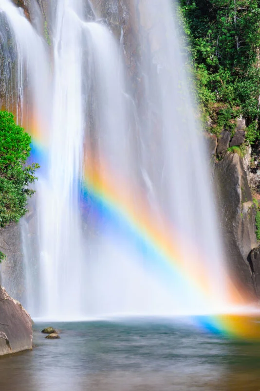 滝に掛かる大きな虹