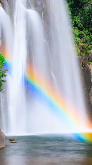 滝に掛かる大きな虹