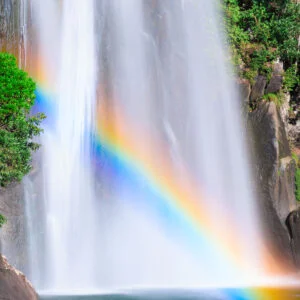 無料スマホ壁紙 滝に掛かる大きな虹。AndroidとiPhoneに対応した4K高画質の無料待ち受け画像。三重県紀宝町の飛雪の滝キャンプ場で撮影したフリー写真素材