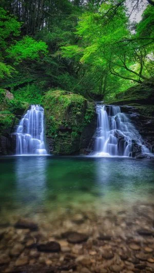 無料スマホ壁紙 透き通った滝壺と新緑の荷担滝。AndroidとiPhoneに対応した4K高画質の無料待ち受け画像。三重県名張市の赤目四十八滝で撮影したフリー写真素材