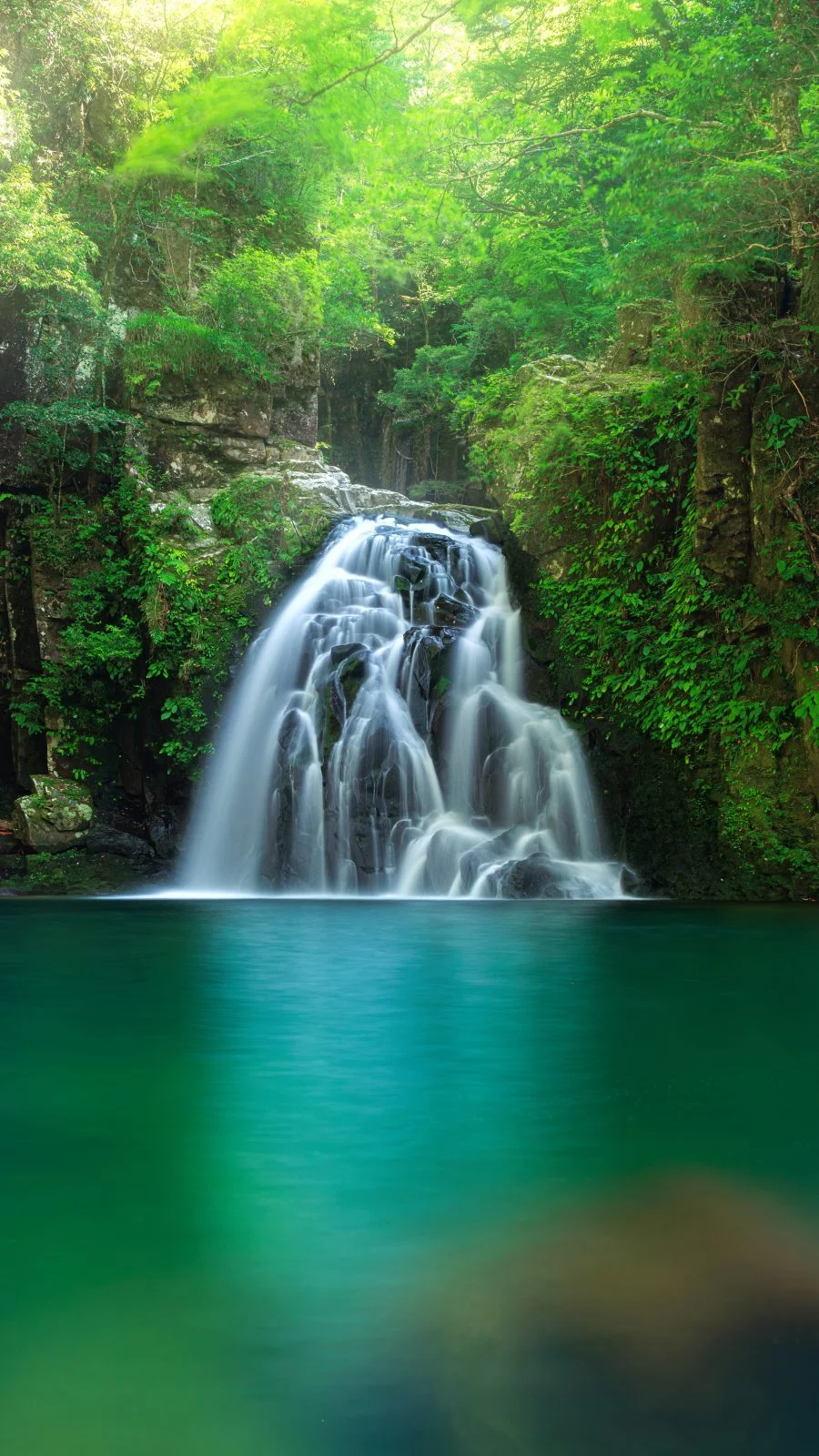 無料スマホ壁紙 朝霞の千手滝。AndroidとiPhoneに対応した4K高画質の無料待ち受け画像。三重県名張市の赤目四十八滝で撮影したフリー写真素材