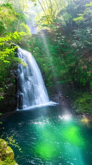 無料スマホ壁紙 光が降り注ぐ滝。AndroidとiPhoneに対応した4K高画質の無料待ち受け画像。三重県名張市の赤目四十八滝で撮影したフリー写真素材