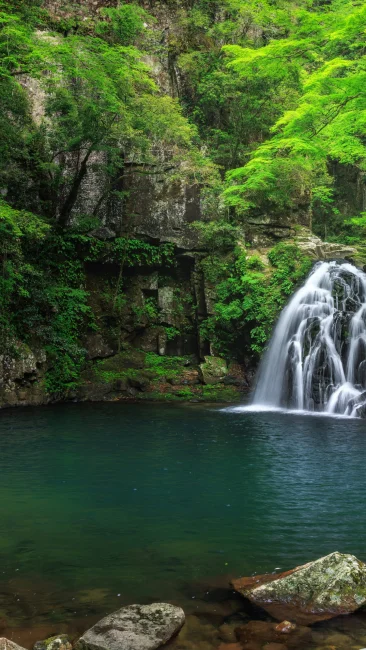 無料壁紙 ６月の千手滝と周辺の岩。PCとデスクトップ壁紙に最適な4K高画質の無料壁紙。三重県名張市の赤目四十八滝で撮影したフリー写真素材