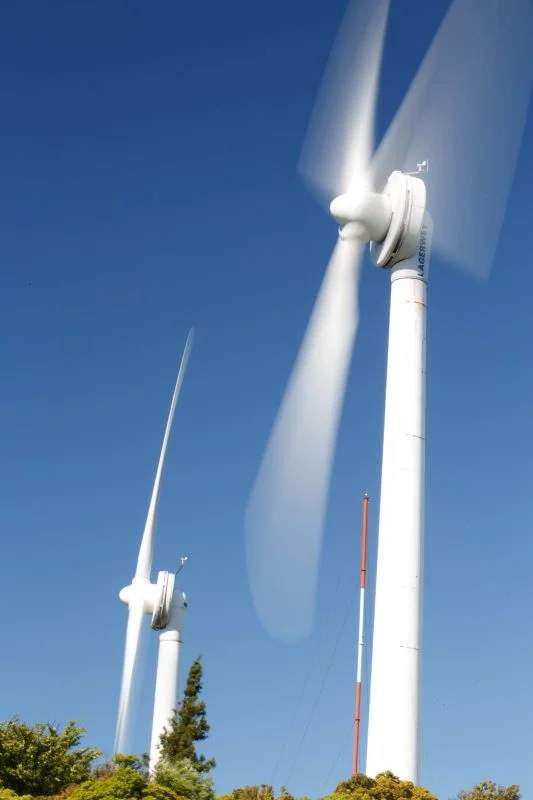 無料スマホ壁紙 回レ!高原ノ風車。AndroidとiPhoneに対応した4K高画質の無料待ち受け画像。三重県津市の青山高原で撮影したフリー写真素材