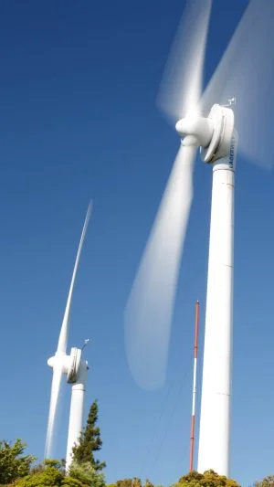 無料スマホ壁紙 回レ!高原ノ風車。AndroidとiPhoneに対応した4K高画質の無料待ち受け画像。三重県津市の青山高原で撮影したフリー写真素材