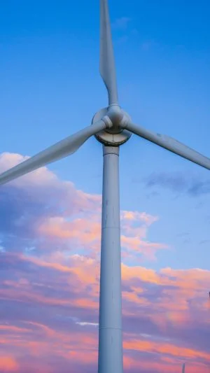 無料スマホ壁紙 夕焼け風車。AndroidとiPhoneに対応した4K高画質の無料待ち受け画像。三重県津市の青山高原で撮影したフリー写真素材