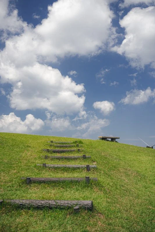 無料スマホ壁紙 新緑と青空と高原。AndroidとiPhoneに対応した4K高画質の無料待ち受け画像。三重県津市の青山高原で撮影したフリー写真素材